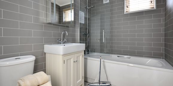 Prestige Oyster Catcher, bathroom at The Warren Resort & Spa