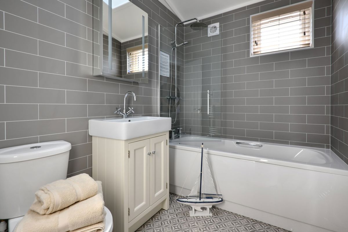 Prestige Oyster Catcher, bathroom at The Warren Resort & Spa