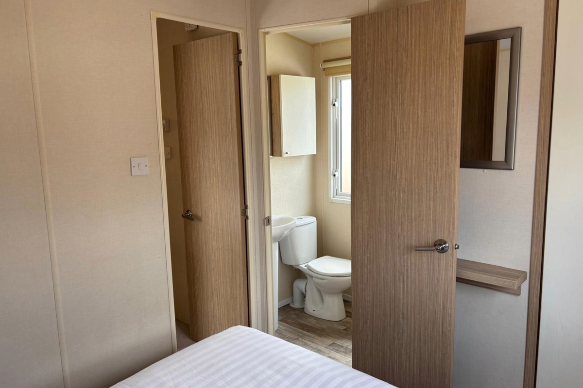 Regal Kingsbury, bedroom and ensuite at Dartmoor View