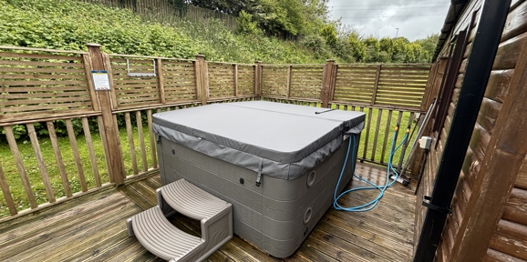 Devon Hills, Regal Hamilton, hot tub