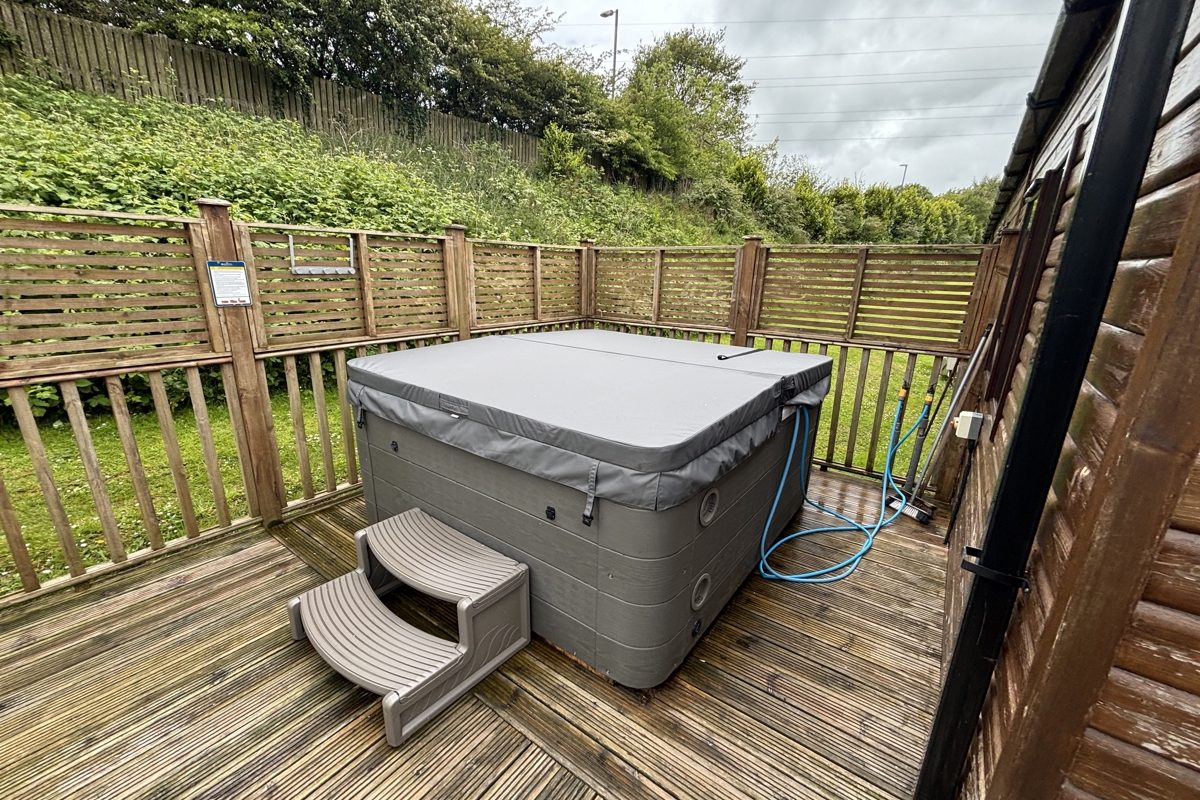 Devon Hills, Regal Hamilton, hot tub