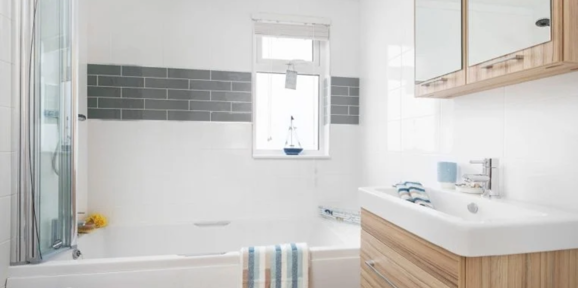 Wessex Contemporary, bathtub at Finlake