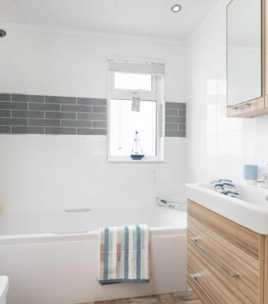 Wessex Contemporary, bathtub at Finlake