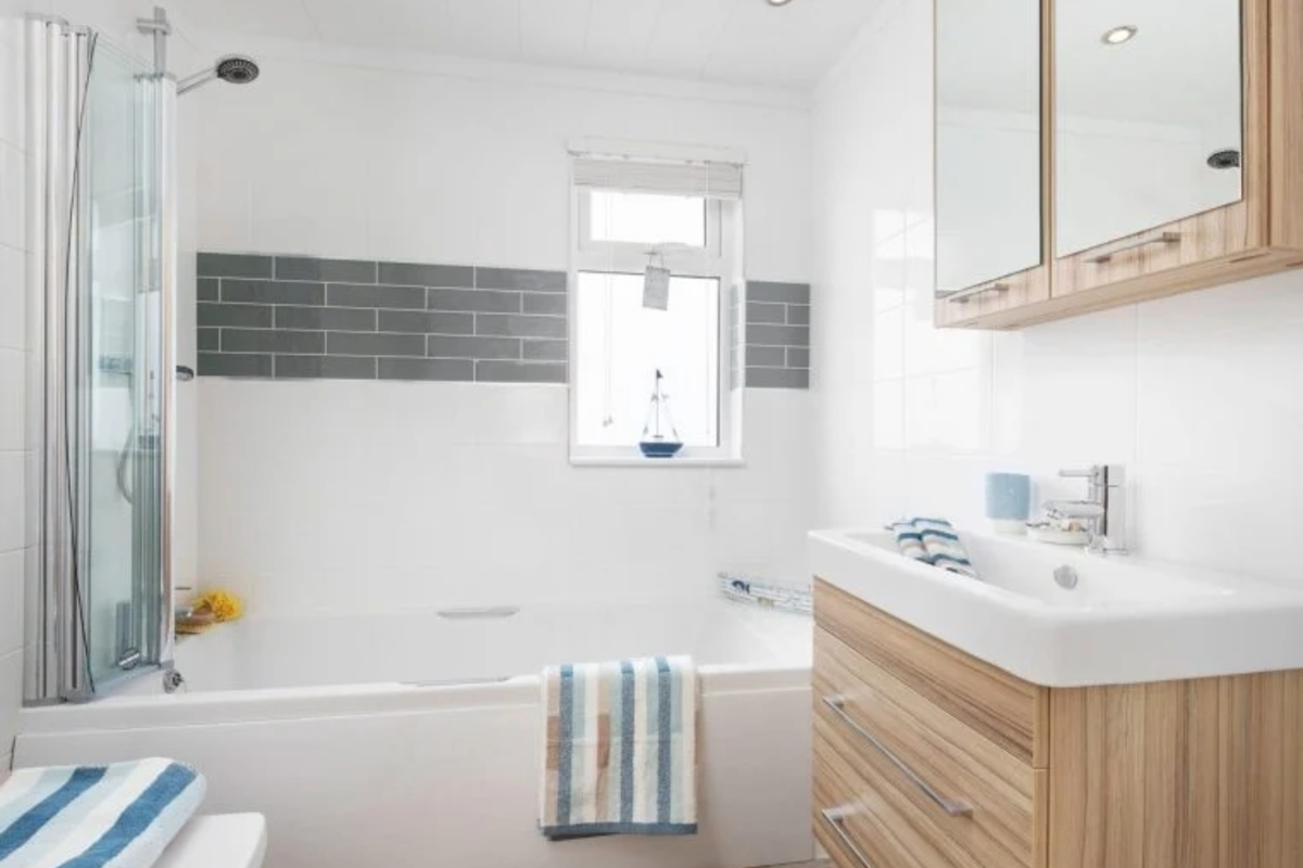 Wessex Contemporary, bathtub at Finlake