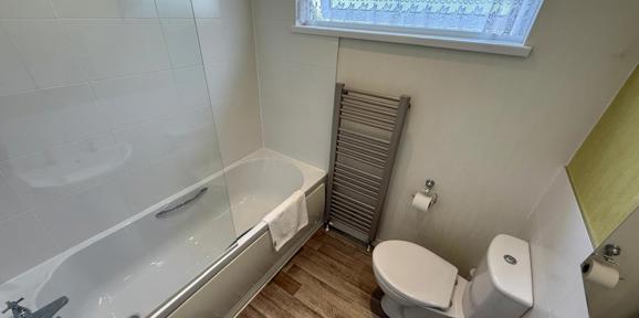 Wessex Summerhouse, bathroom with window at Finlake