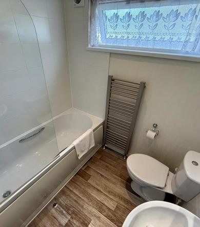 Wessex Summerhouse, bathroom with window at Finlake