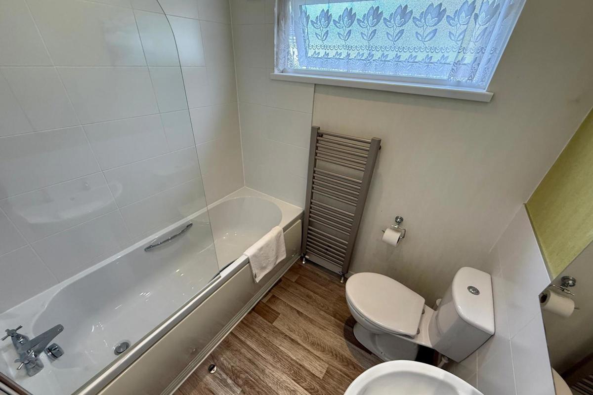 Wessex Summerhouse, bathroom with window at Finlake