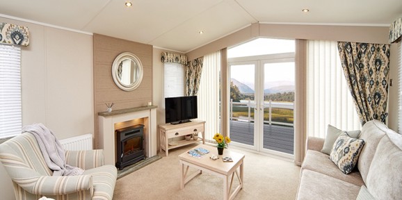 Praa Sands, Carnaby Lakehouse, lounge with patio doors
