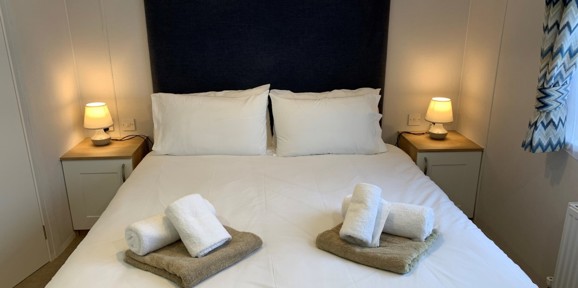 Sunseeker Spirit, master bedroom at Brokerswood