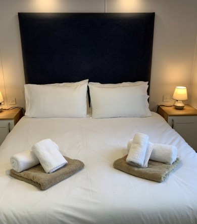 Sunseeker Spirit, master bedroom at Brokerswood