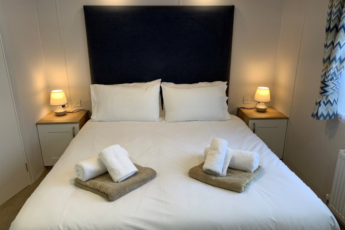 Sunseeker Spirit, master bedroom at Brokerswood