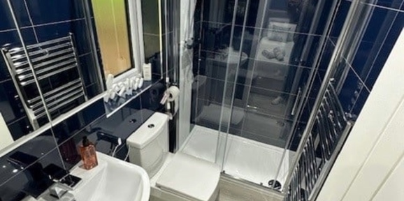 Kentmere Super, shower room at Finlake