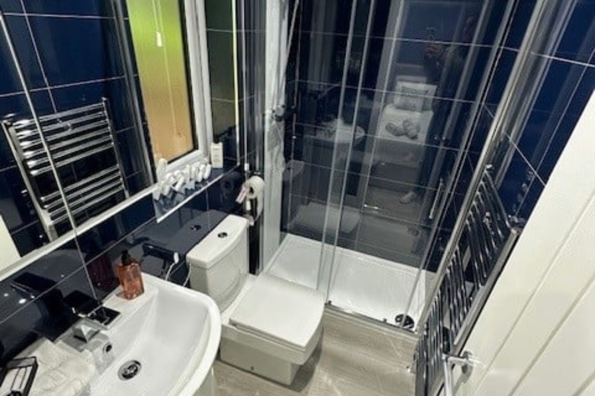 Kentmere Super, shower room at Finlake