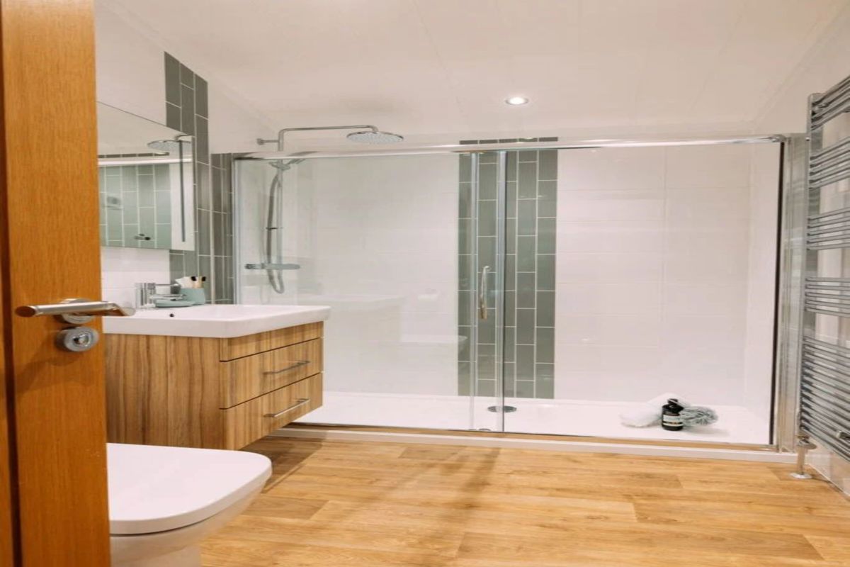 Wessex Contemporary, bathroom at Brokerswood