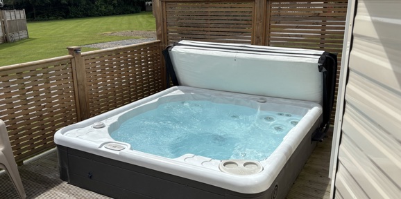 Dartmoor View, Willerby Aurora, hot tub and decking
