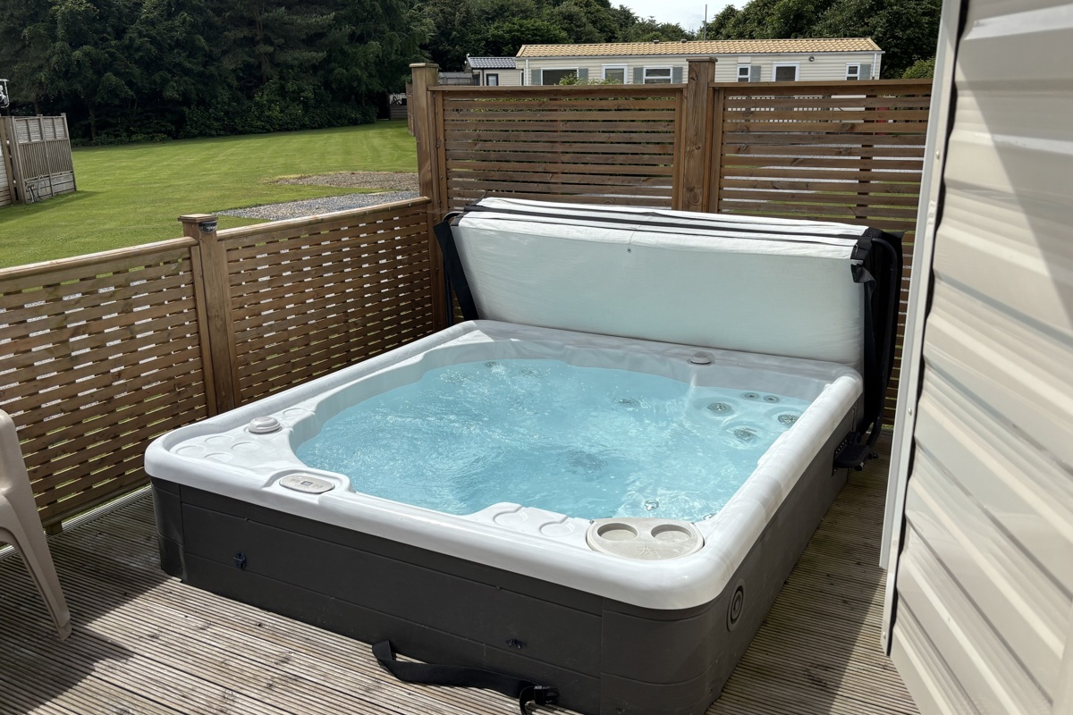 Dartmoor View, Willerby Aurora, hot tub and decking