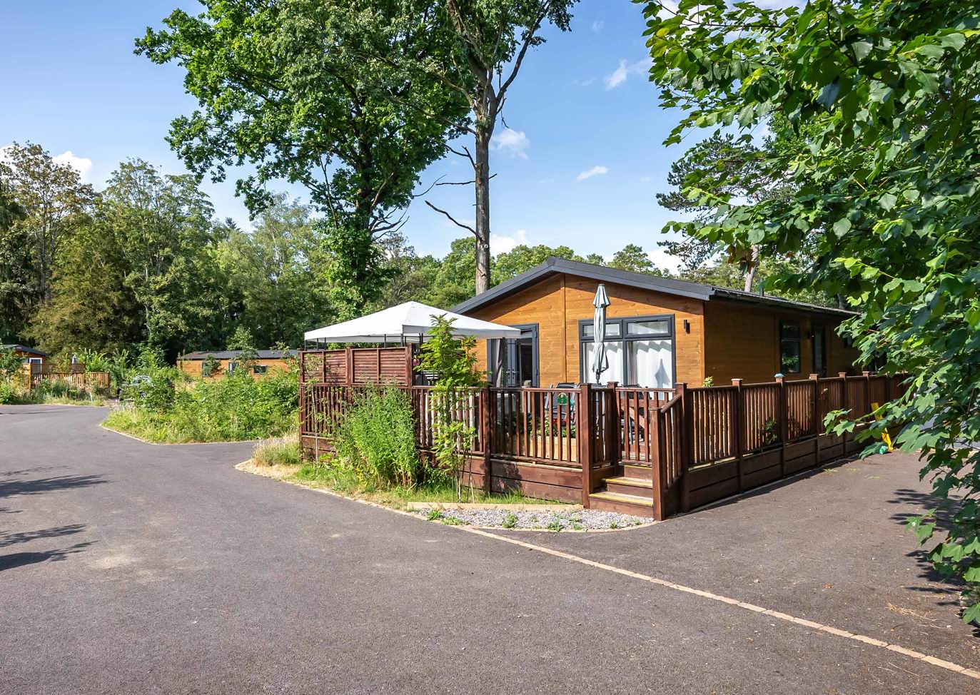 Brokerswood Lodge With Umbrella