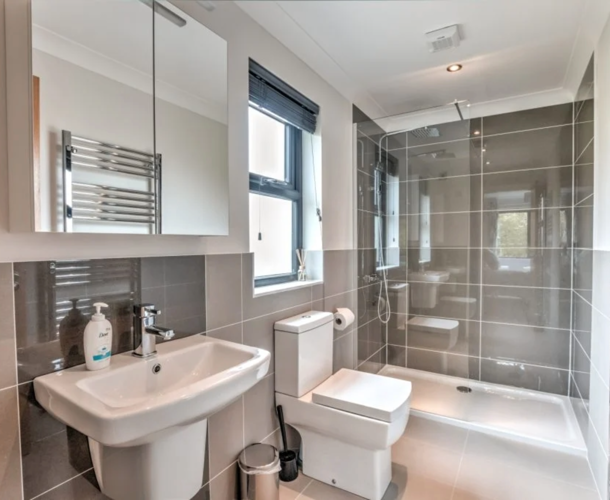 Oakgrove Elm, bathroom with shower at Finlake