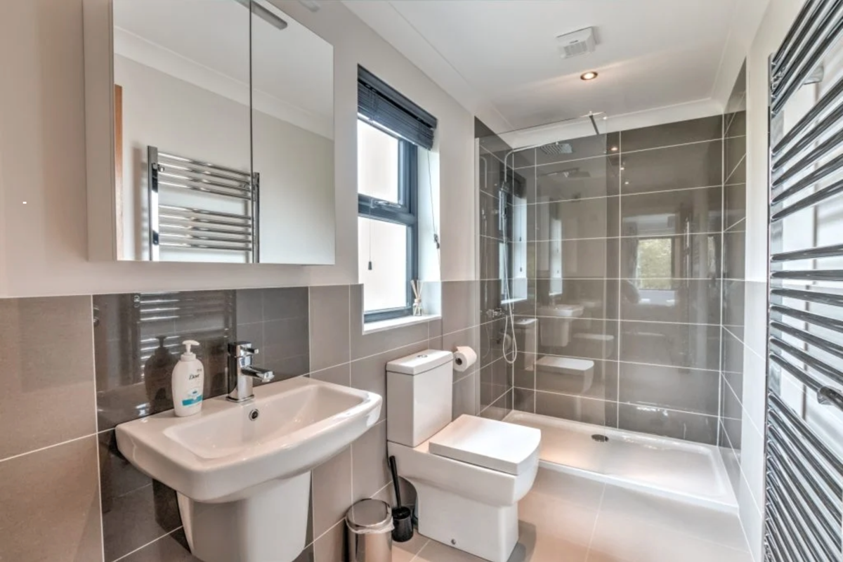 Oakgrove Elm, bathroom with shower at Finlake