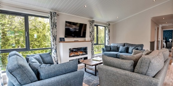 Oakgrove Elm, lounge with windows at Finlake