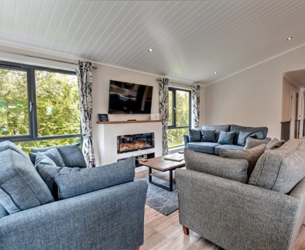 Oakgrove Elm, lounge with windows at Finlake