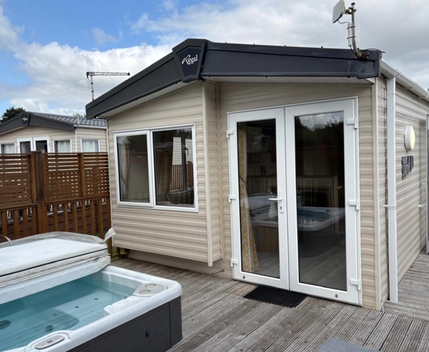 Regal Kingsbury, exterior with hot tub at Dartmoor View