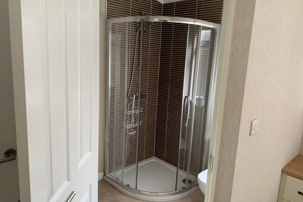 Omar Westfield, shower through doorway at Finlake