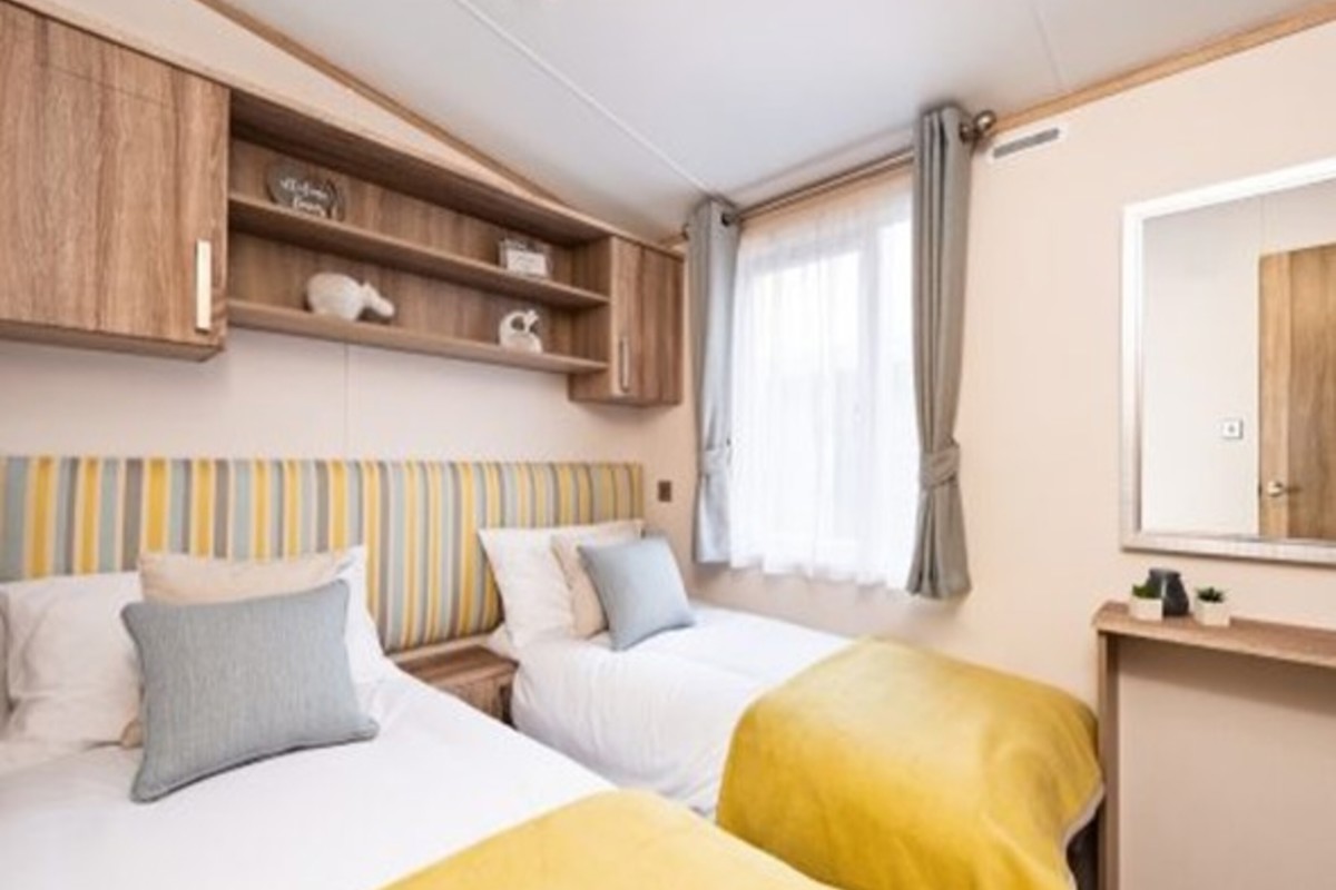 Sunseeker Supreme, twin bedroom at Brokerswood