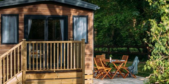 BW Chestnut Close Lodge With Table And Chairs