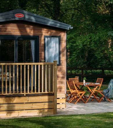 BW Chestnut Close Lodge With Table And Chairs