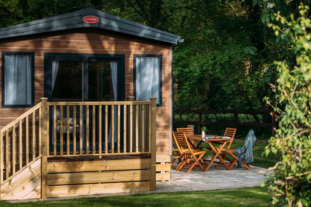 BW Chestnut Close Lodge With Table And Chairs