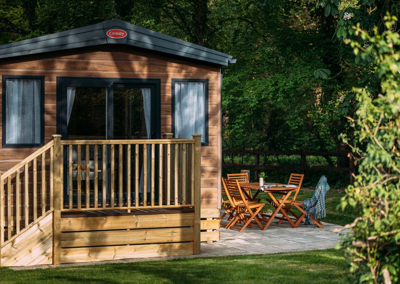 BW Chestnut Close Lodge With Table And Chairs