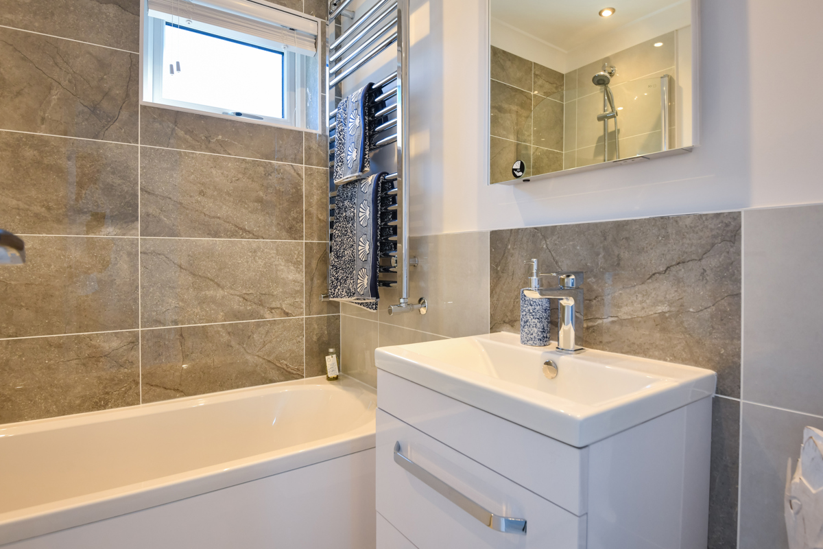 Oakgrove Osprey, bath at The Warren