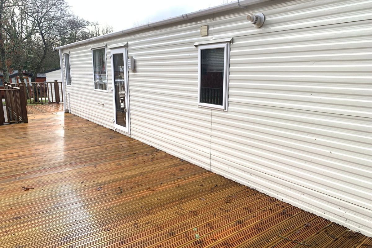 Carnaby Finesse, side exterior at Finlake