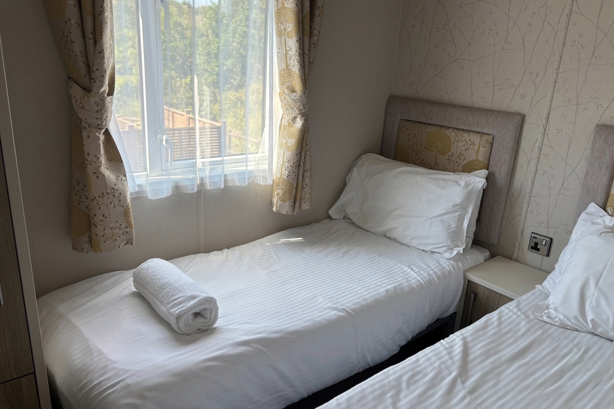 Carnaby Helmsley Lodge, twin bedroom at Finlake