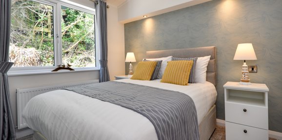 The Warren, Oakgrove Shearwater, double bedroom with window