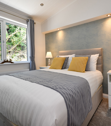 The Warren, Oakgrove Shearwater, double bedroom with window