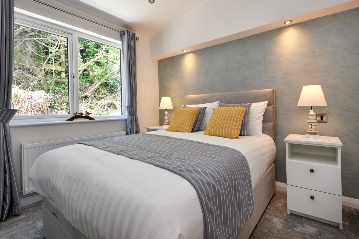 The Warren, Oakgrove Shearwater, double bedroom with window