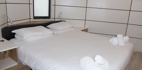 Signature Pod, master bedroom at Finlake