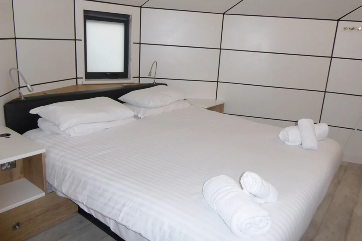 Signature Pod, master bedroom at Finlake