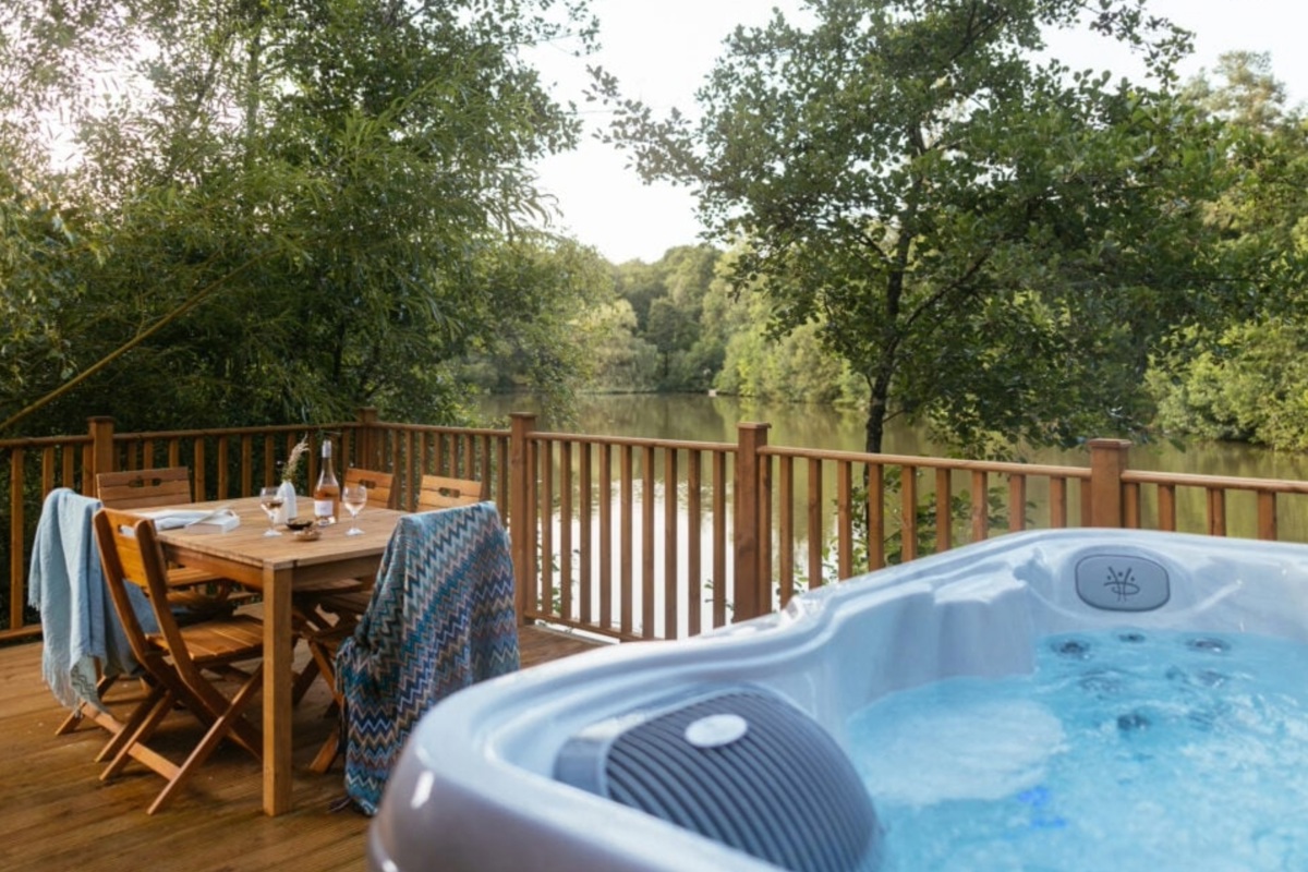 Wessex Contemporary, decking at Brokerswood