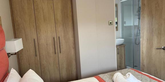 Carnaby Glenmoor Lodge, bedroom into ensuite at Dartmoor View