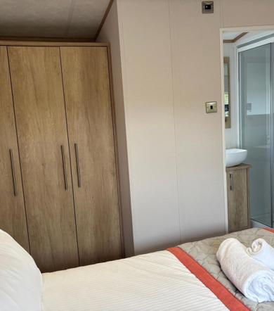 Carnaby Glenmoor Lodge, bedroom into ensuite at Dartmoor View