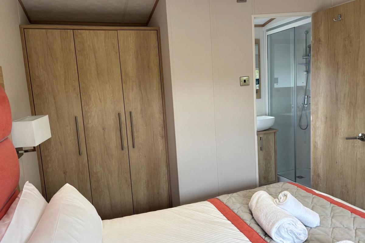 Carnaby Glenmoor Lodge, bedroom into ensuite at Dartmoor View