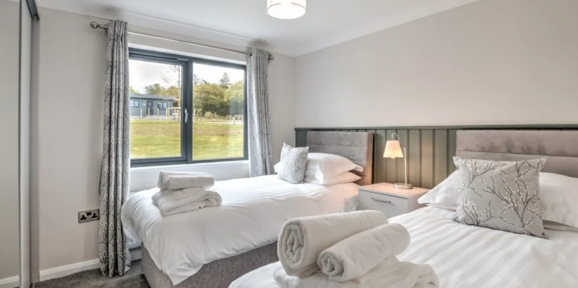 Oakgrove Elm, twin bedroom at Finlake