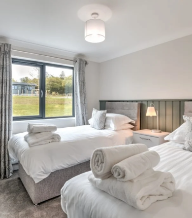 Oakgrove Elm, twin bedroom at Finlake