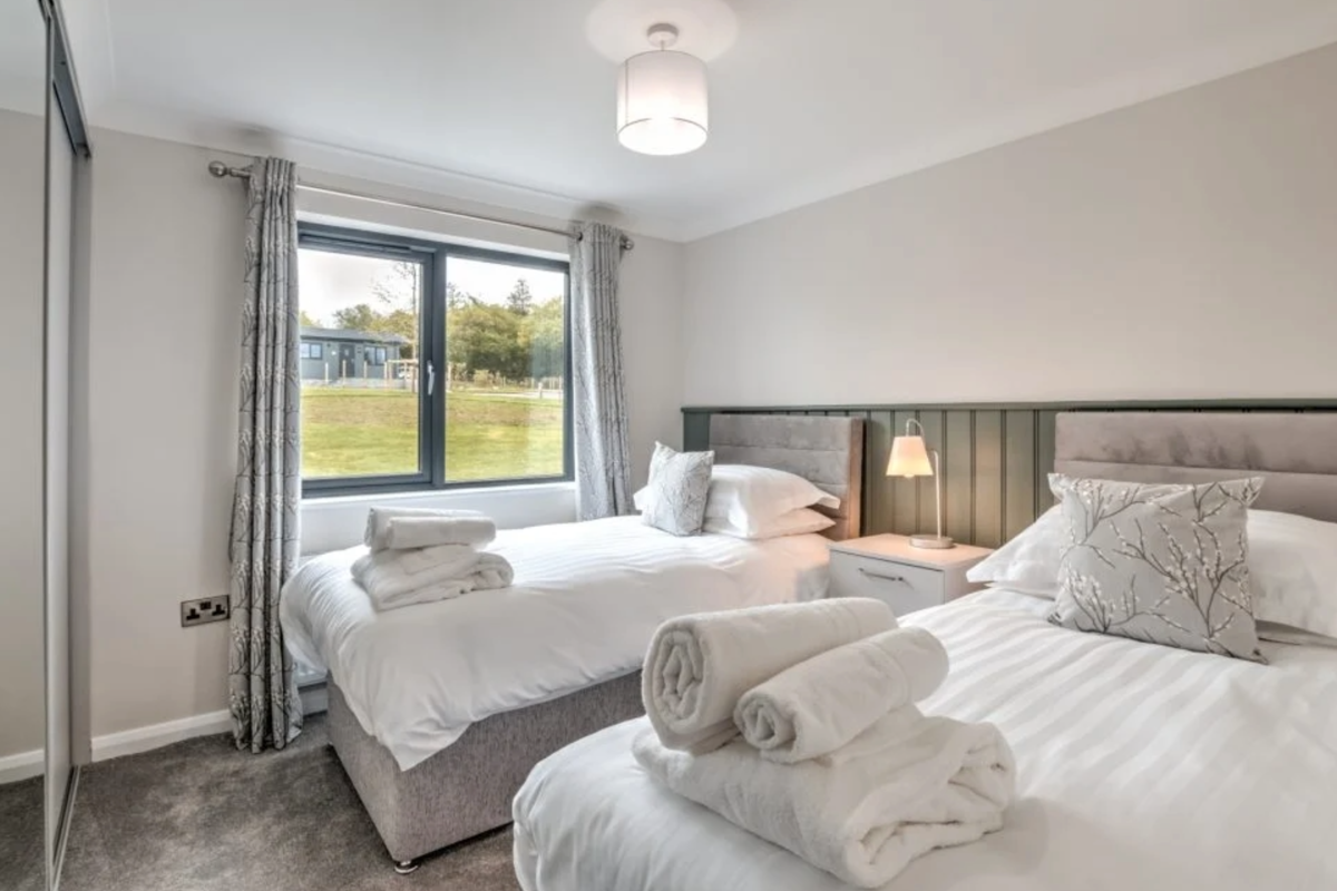 Oakgrove Elm, twin bedroom at Finlake