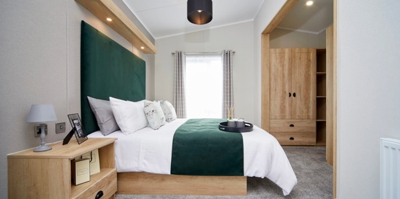 Sunseeker Sensation, side view of master bedroom at Finlake