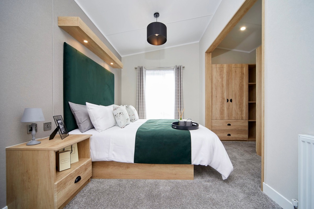 Sunseeker Sensation, side view of master bedroom at Finlake