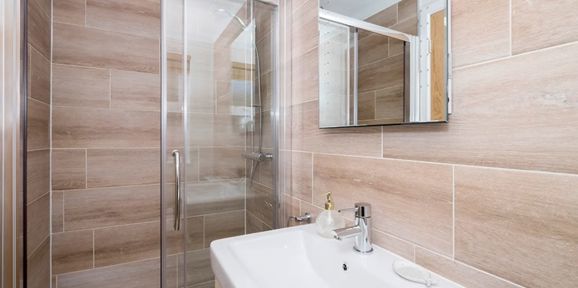 Wessex Classic, shower room at Delamere